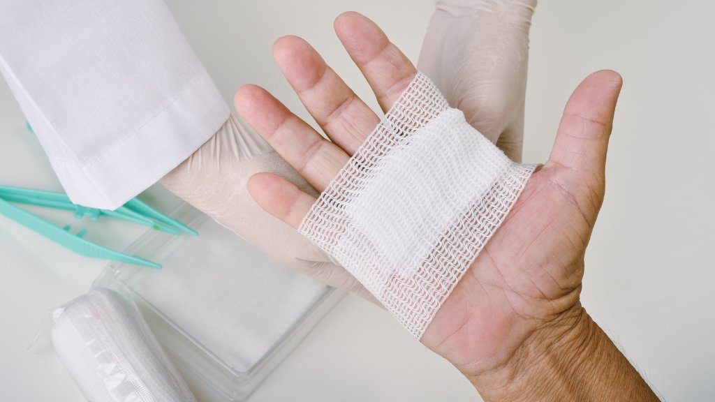 infected wound symptoms how to tell if my wound is infected